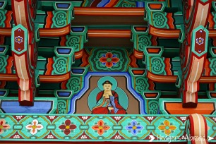 We love the bright and colorful paintings on the temples here!